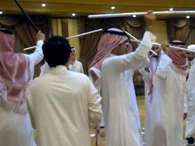 اضغط لمشاهدة الفيديو: عريس سعودي يذهل الحاضرين بصوته الجميل